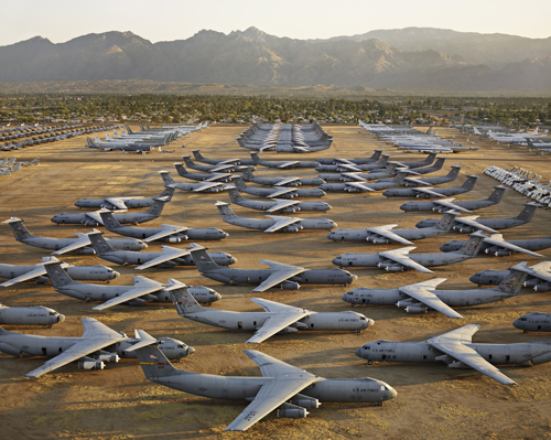 AMARC #5, Davis-Monthan AFB, Tucson, Arizona, USA, 2006. Chromogenic color print. Photograph © Edward Burtynsky