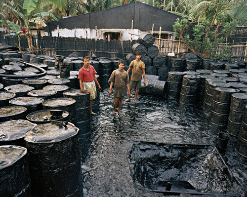 Recycling #2, Chittagong, Bangladesh, 2001. Chromogenic color print. Photograph © Edward Burtynsky