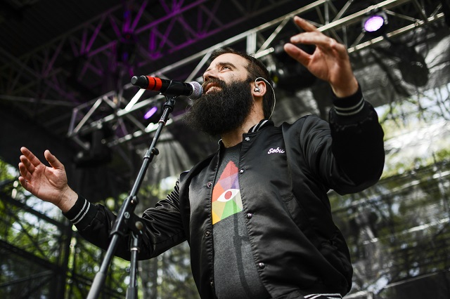 Crooner Sebu Simonian sings in Capital Cities. (Photo courtesy Sweetlife Festival.)